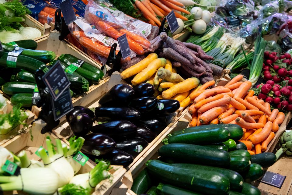 Bio-Gemüse liegt in einem Supermarktregal