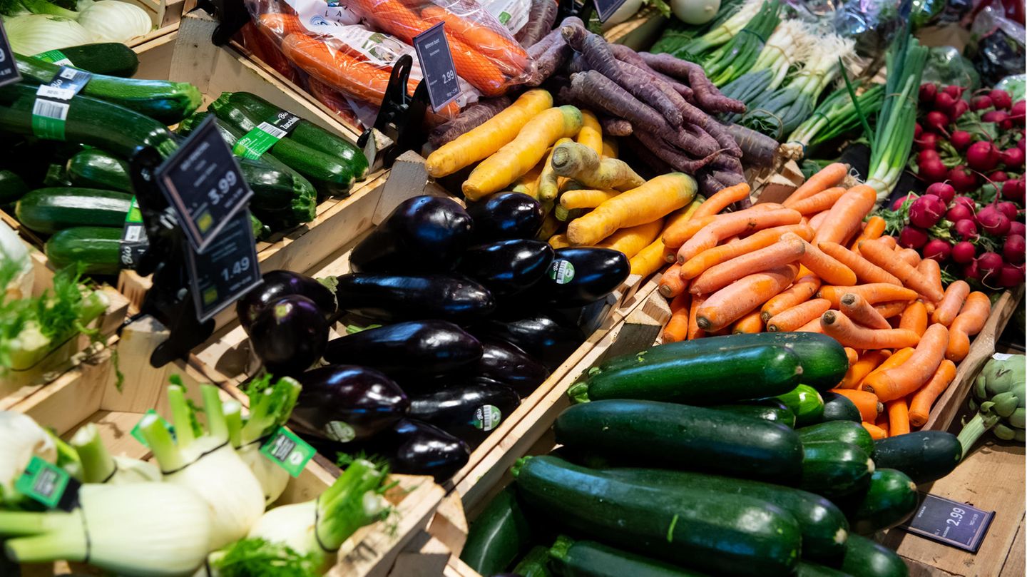 Bio-Gemüse liegt in einem Supermarktregal