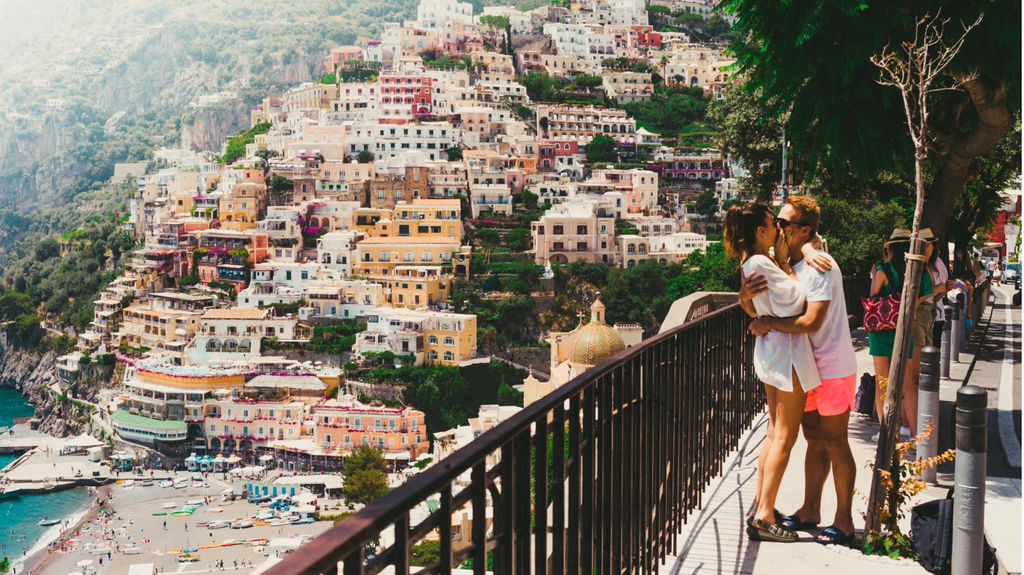 Ein Pärchen küsst sich in Positano