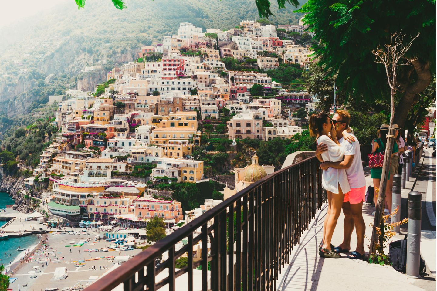 Ein Pärchen küsst sich in Positano