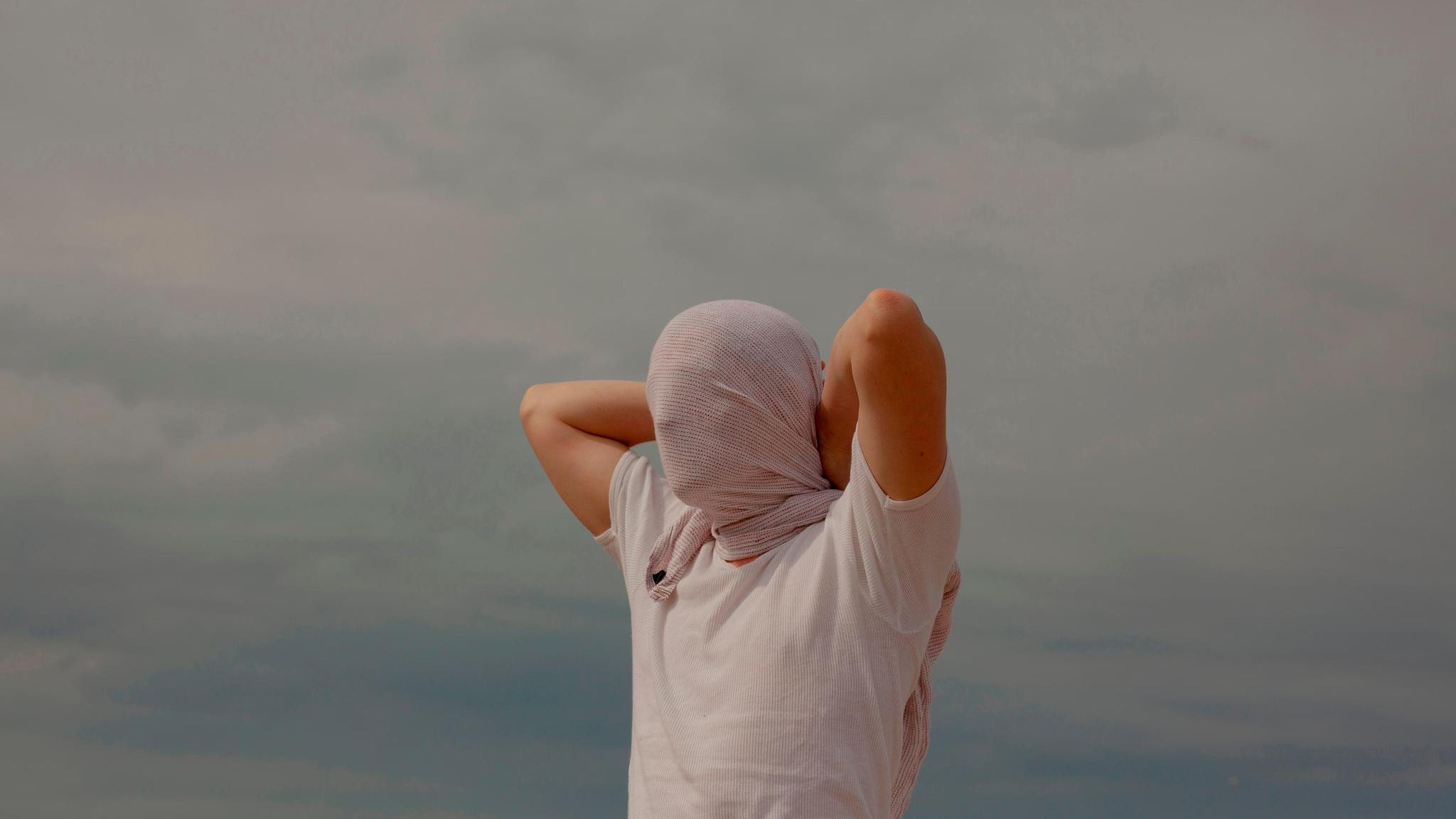 Reue zu zeigen bedeutet, Verantwortung fürs eigene Handeln zu übernehmen. Wer sich vor seinen Taten versteckt, kann aus möglichen Fehlern auch nicht lernen 
