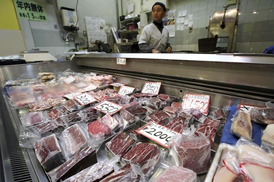 Bald auch am Automaten: Walfleisch wird in einem Fachgeschäft in Toyonaka, Präfektur Osaka, zum Verkauf angeboten
