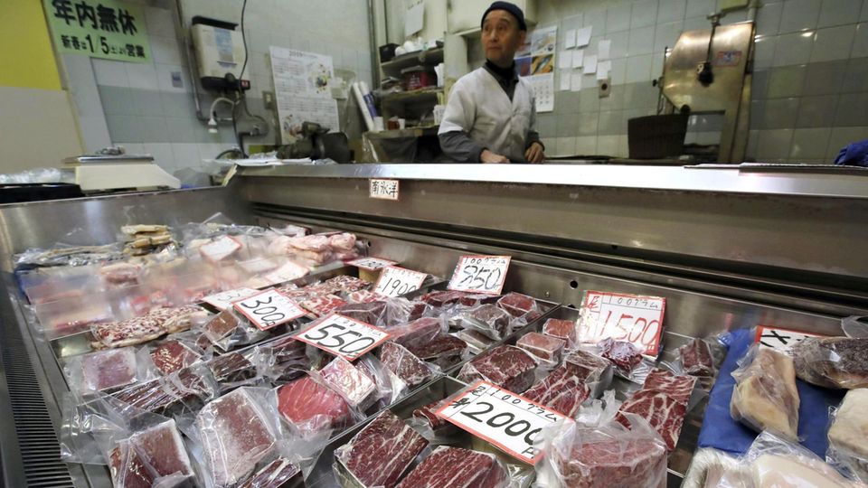 Bald auch am Automaten: Walfleisch wird in einem Fachgeschäft in Toyonaka, Präfektur Osaka, zum Verkauf angeboten