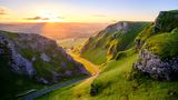 Der Peak District wurde 1951 zum ersten Nationalpark des Vereinigten Königreichs. Schon 1932 demonstrierten hier Hunderte für das Recht, ungenutztes Land frei betreten zu dürfen. Heutzutage sind tatsächlich weite Flächen in Großbritannien und im Peak District frei zugänglich. Nur eine kurze Bahn- oder Busfahrt entfernt liegt Sheffield: Früher bekannt für ihre Stahlindustrie, steht die Stadt inzwischen für eine große Studierenden- und Musikszene. Bands wie die Arctic Monkeys, Pulp, aber auch John Cocker stammen aus dieser Stadt, die immer noch mit ihrem industriellen Charme beeindruckt. Etwa auf der Kelham-Insel, wo sich alte Dampfmaschinen im Betrieb besichtigen lassen