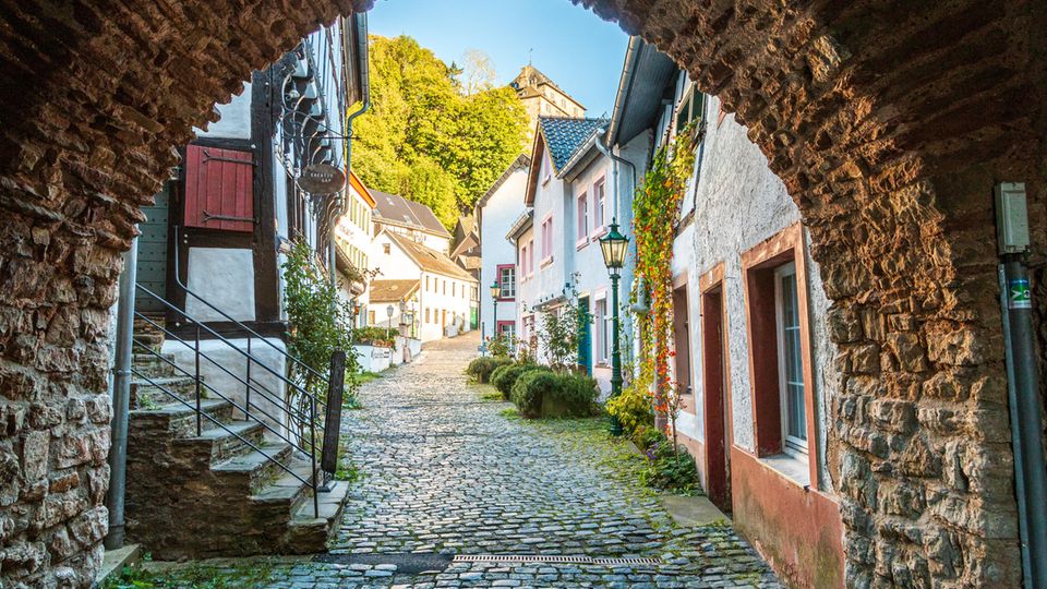 Hirtentor, das Stadttor in Blankenheim, mit Blick zur Burg