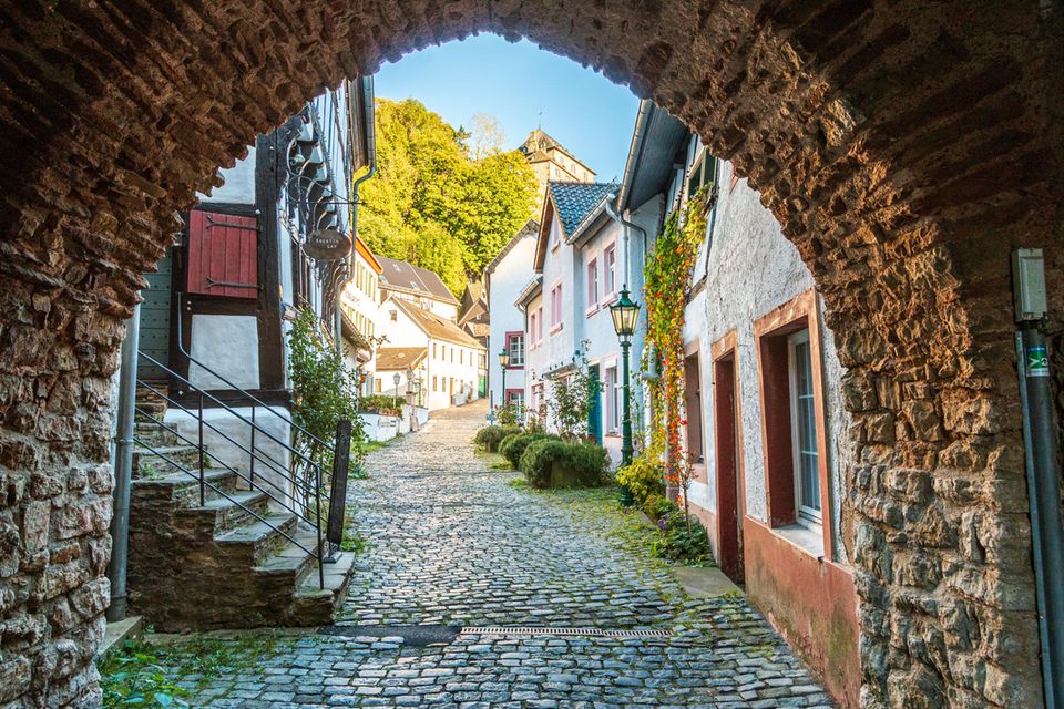 Hirtentor, das Stadttor in Blankenheim, mit Blick zur Burg