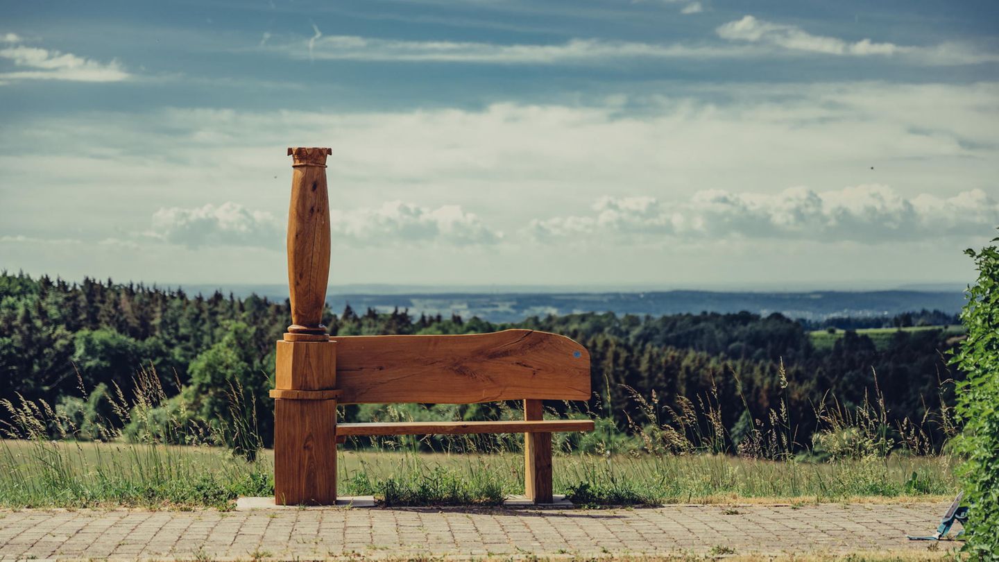 "Venuspfad Limbach" im Odenwald Jupiterbank auf dem Venuspfad