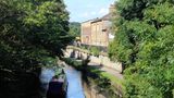 Über 200 Kilometer erstreckt sich der Leeds and Liverpool Canal. Gebaut ab dem 18. Jahrhundert, diente der Kanal meist dem Kohlentransport. Heute werden die 91 Schleusen vor allem von privaten Hausbooten genutzt, während sich auf den alten Treidelwegen Spaziergänger und Fahrradfahrerinnen erholen. Immer wieder wechseln sich kleine Städte und Naturlandschaften ab, gesprenkelt von ehemaligen Industrieorten wie Saltaire, das weltbekannt wurde für seine innovative Städteplanung