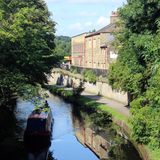 Über 200 Kilometer erstreckt sich der Leeds and Liverpool Canal. Gebaut ab dem 18. Jahrhundert, diente der Kanal meist dem Kohlentransport. Heute werden die 91 Schleusen vor allem von privaten Hausbooten genutzt, während sich auf den alten Treidelwegen Spaziergänger und Fahrradfahrerinnen erholen. Immer wieder wechseln sich kleine Städte und Naturlandschaften ab, gesprenkelt von ehemaligen Industrieorten wie Saltaire, das weltbekannt wurde für seine innovative Städteplanung