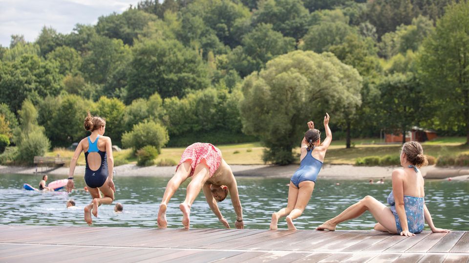 Familie badet am Eiserbachsee