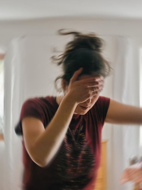 Ein Schwindelanfall kann Übelkeit nach sich ziehen und in Betroffenen Angst vor dem nächsten Anfall auslösen: Doch es gibt wirksame Therapien gegen das belastende Leiden 