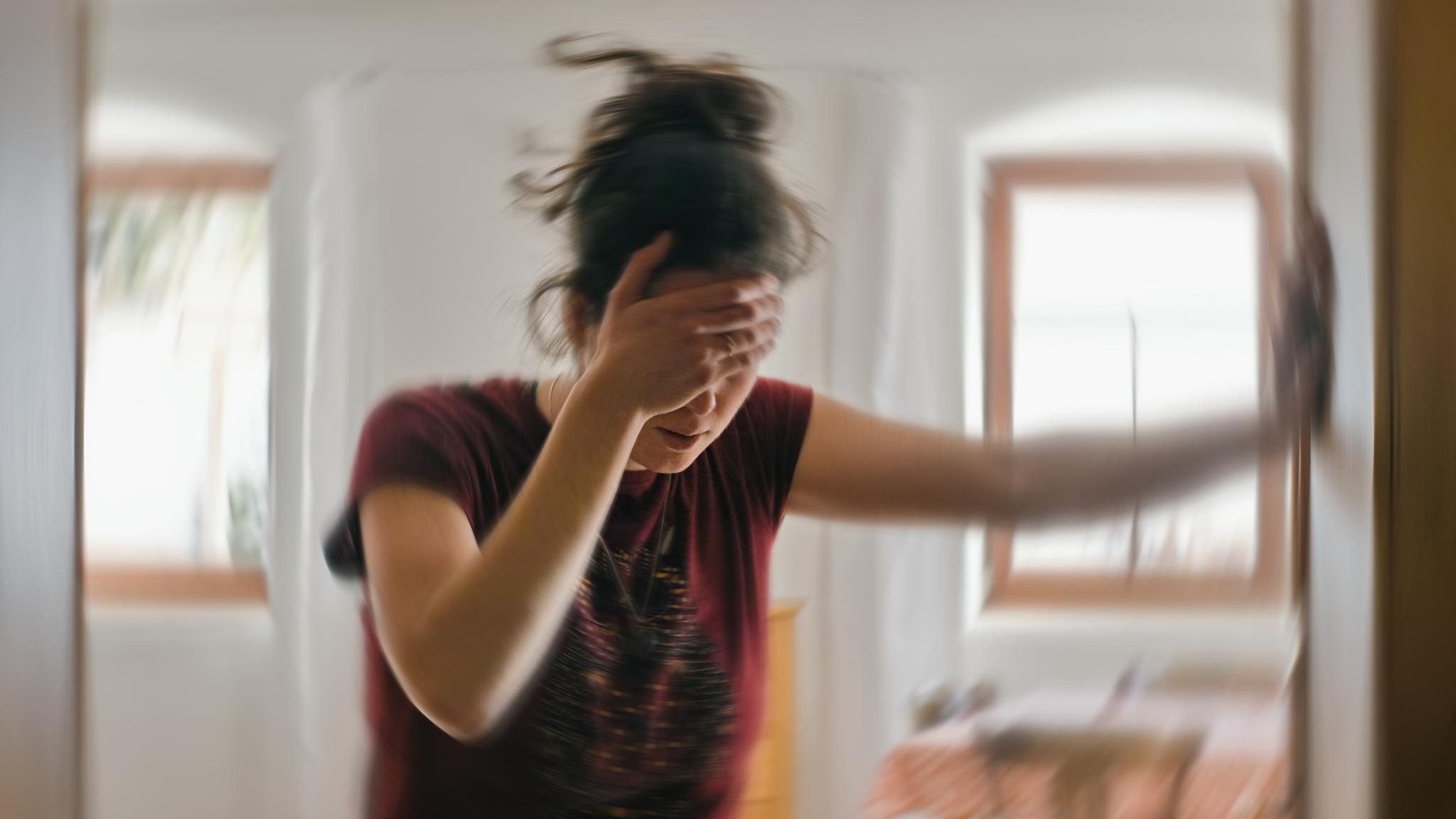 Ein Schwindelanfall kann Übelkeit nach sich ziehen und in Betroffenen Angst vor dem nächsten Anfall auslösen: Doch es gibt wirksame Therapien gegen das belastende Leiden 