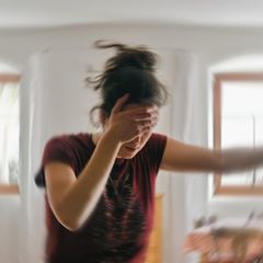 Ein Schwindelanfall kann Übelkeit nach sich ziehen und in Betroffenen Angst vor dem nächsten Anfall auslösen: Doch es gibt wirksame Therapien gegen das belastende Leiden 