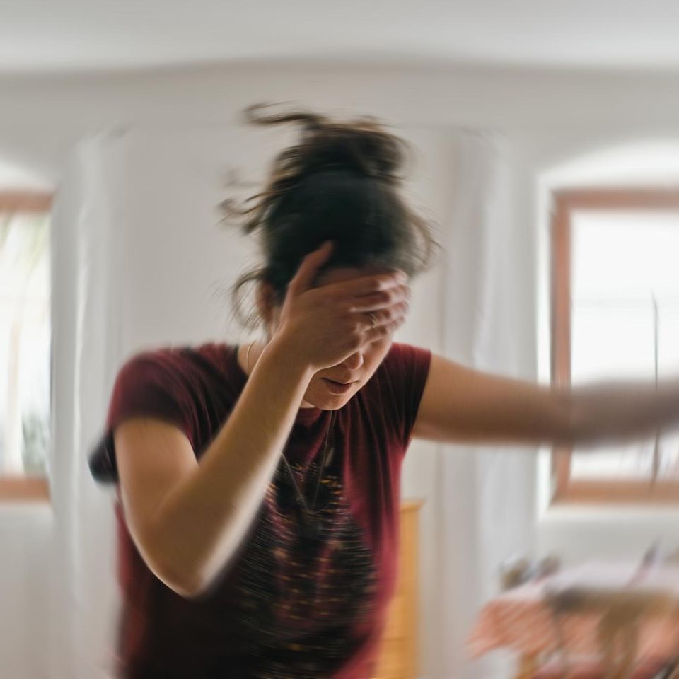 Ein Schwindelanfall kann Übelkeit nach sich ziehen und in Betroffenen Angst vor dem nächsten Anfall auslösen: Doch es gibt wirksame Therapien gegen das belastende Leiden 