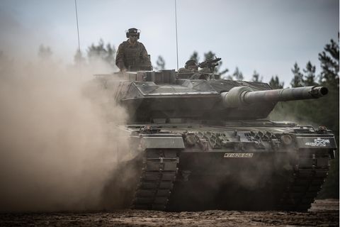 Leopard-2-Panzer fährt über ein Feld und wirbelt Staub auf