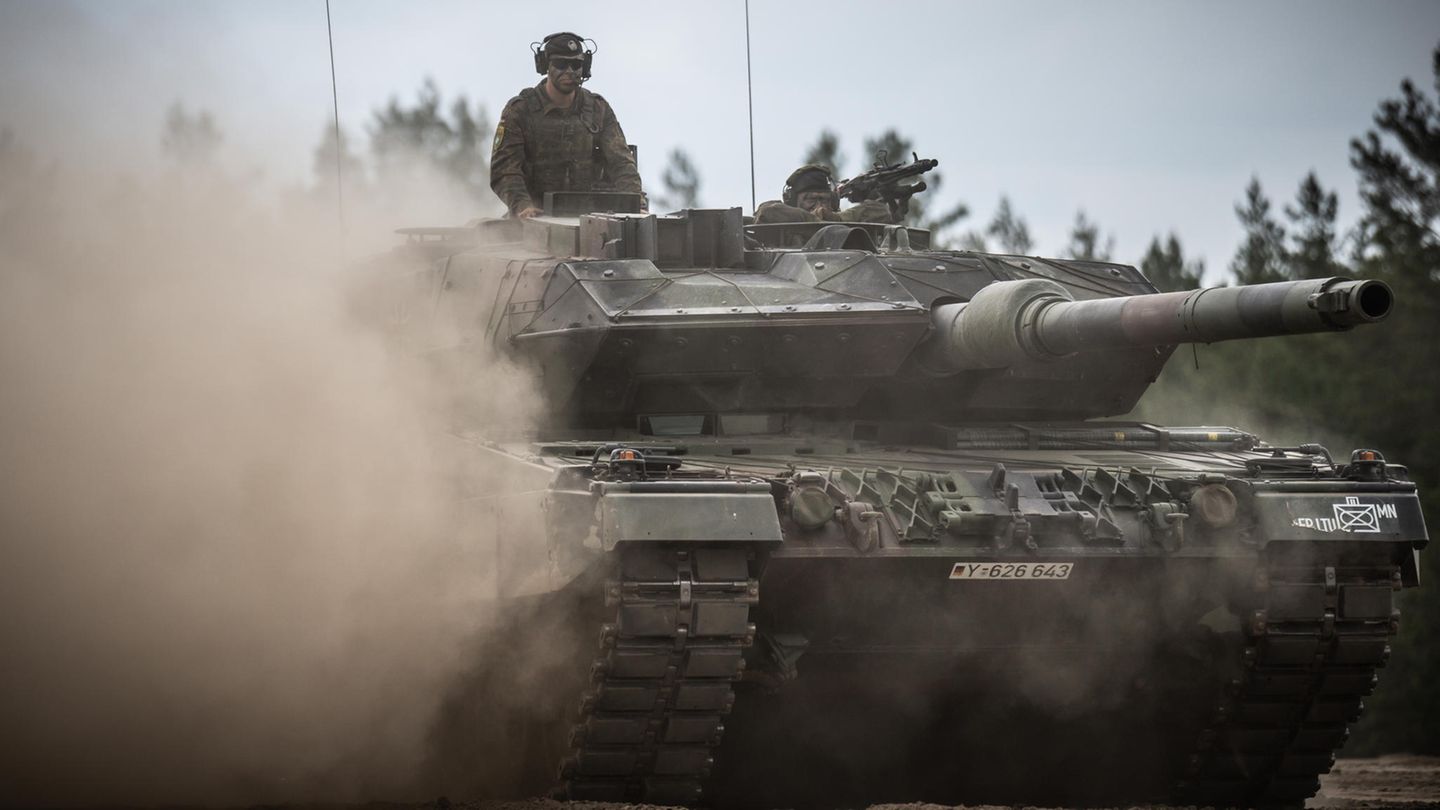 Leopard-2-Panzer fährt über ein Feld und wirbelt Staub auf