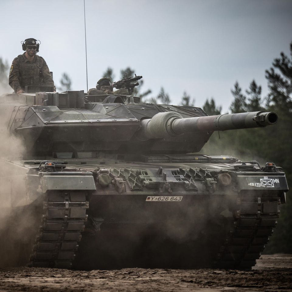 Leopard-2-Panzer fährt über ein Feld und wirbelt Staub auf