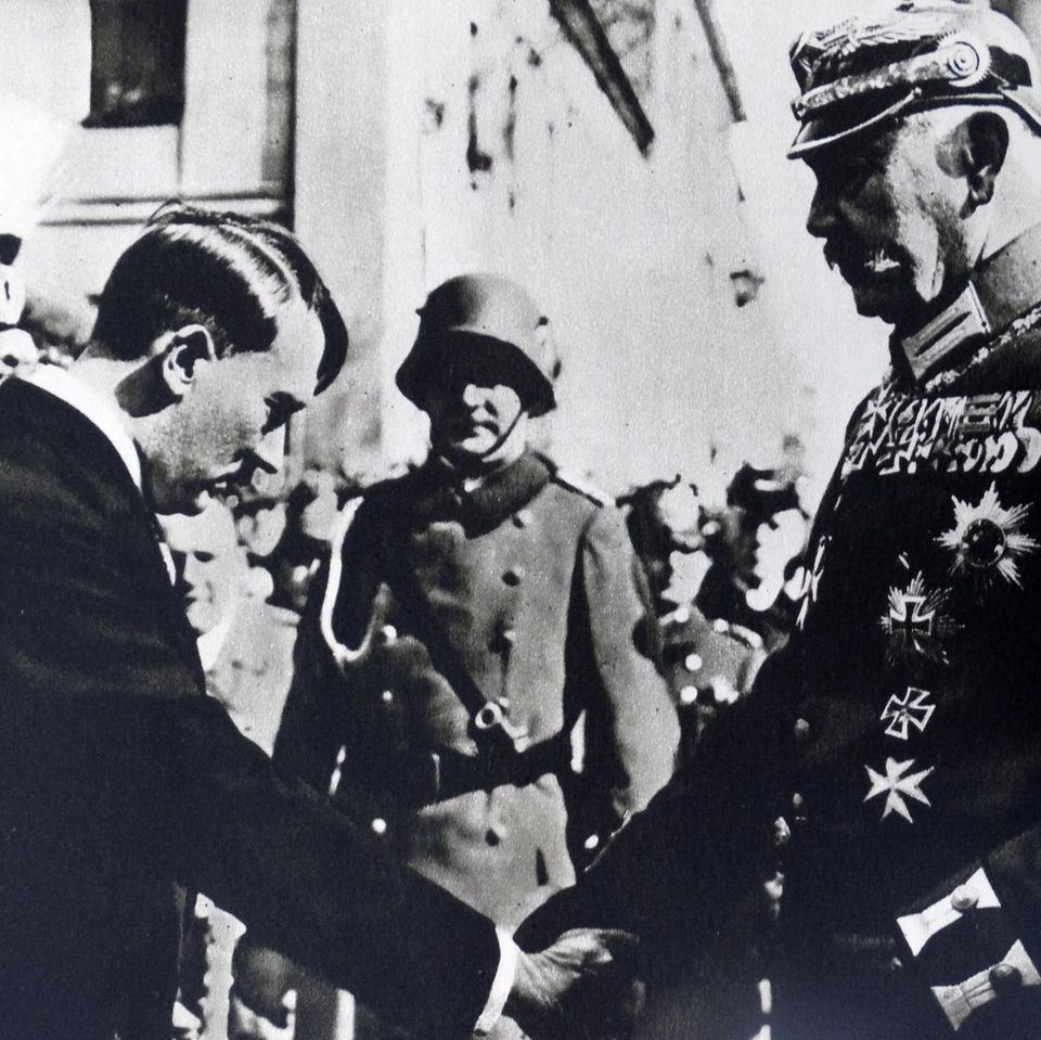 Hitler verneigt sich vor Reichspräsident Hindenburg