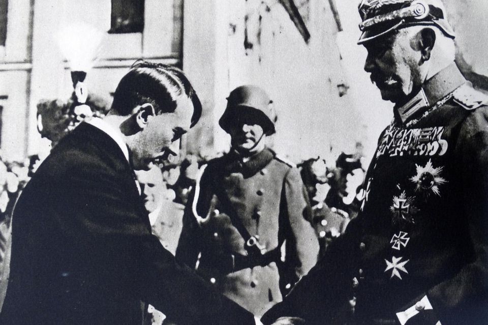 Hitler verneigt sich vor Reichspräsident Hindenburg