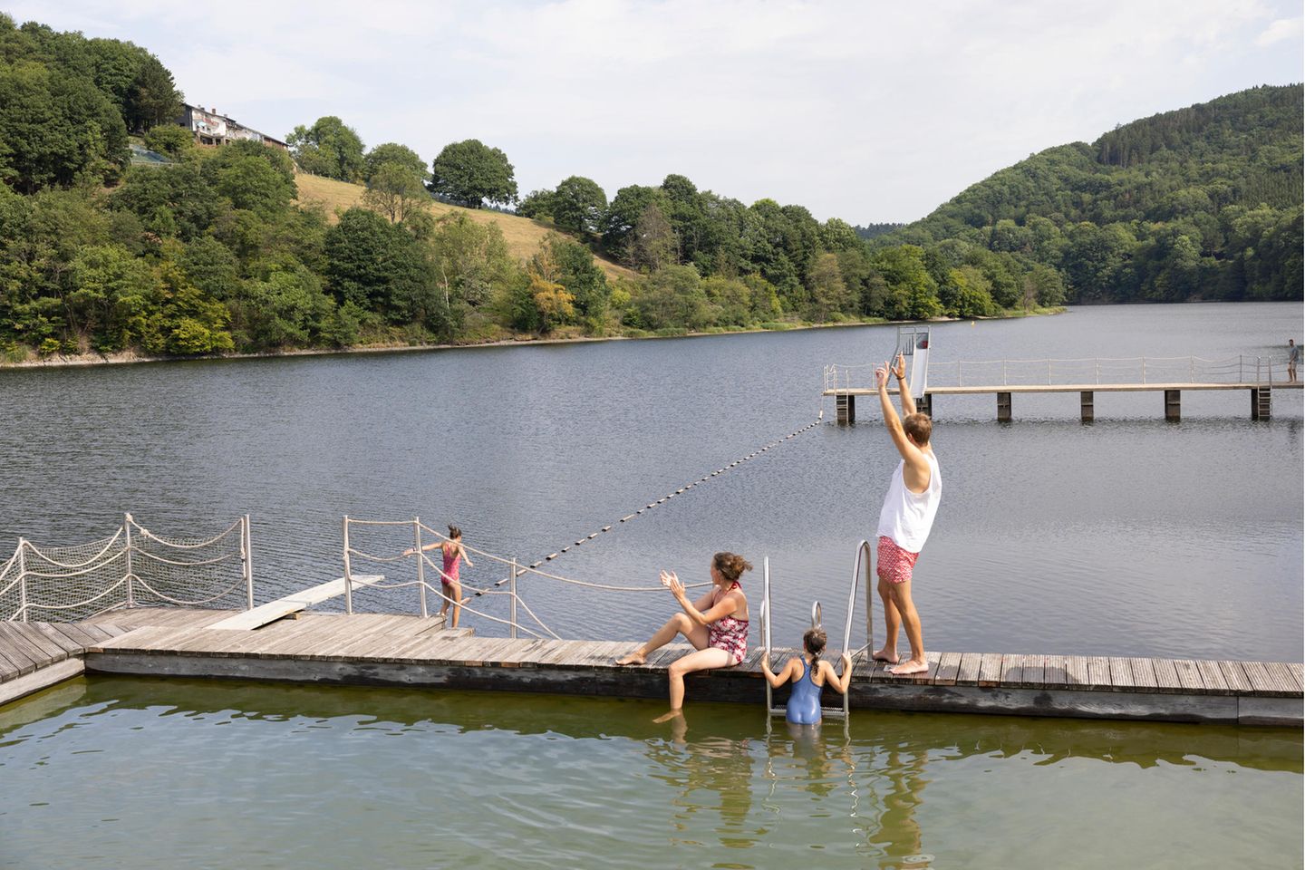 Familie badet im Einruhr Naturfreibad