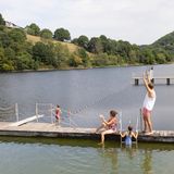 Familie badet im Einruhr Naturfreibad