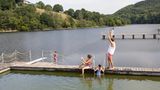 Familie badet im Einruhr Naturfreibad
