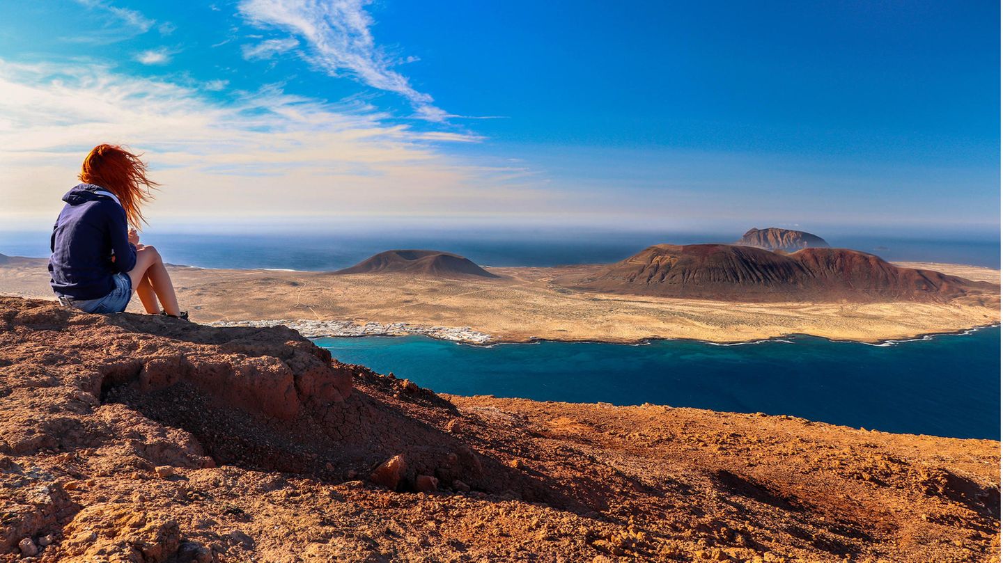 Frau an einem Aussichtspunkt auf Lanzarote