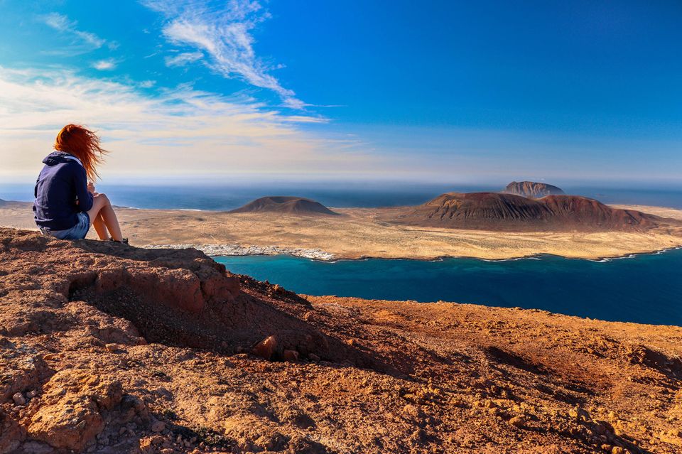 Frau an einem Aussichtspunkt auf Lanzarote