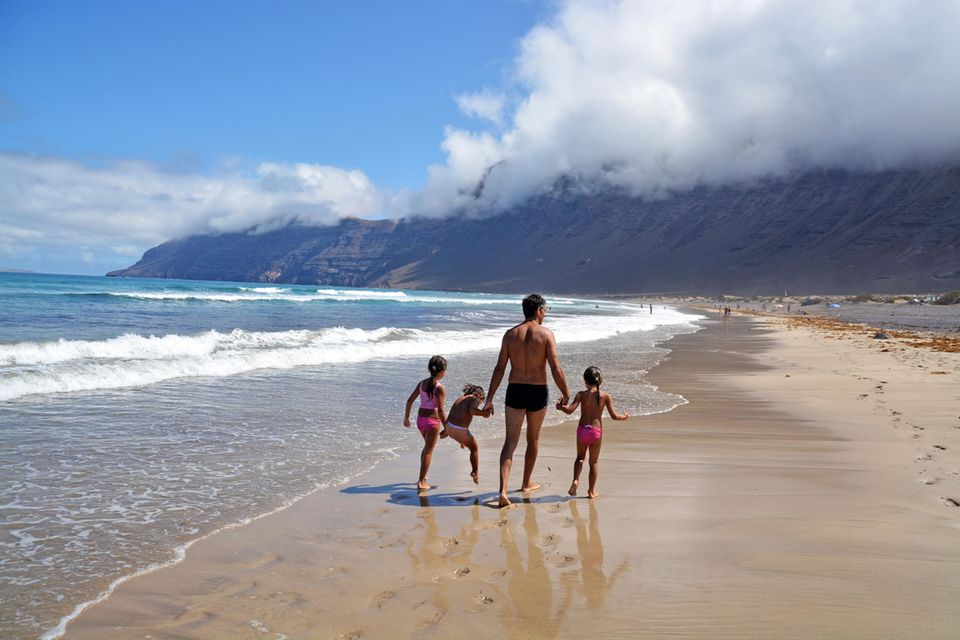 Familie am Playa de Famara auf Lanzarote