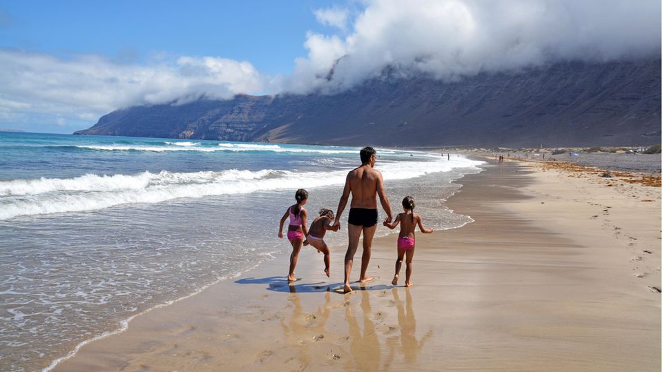 Familie am Playa de Famara auf Lanzarote