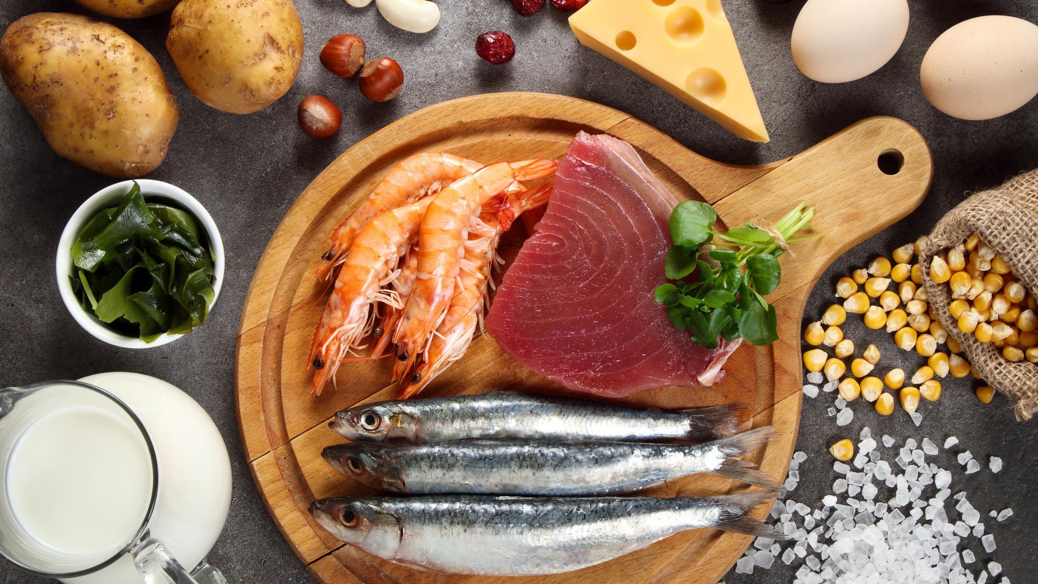 Viele Menschen sind heute, auch durch eine salzarme Ernährung, mit Jod unterversorgt. Durch den Verzehr bestimmter Lebensmittel lässt sich gegensteuern. Auch in der Kantine oder beim Bäcker lohnt es sich, nach der Verwendung von Jodsalz zu fragen 