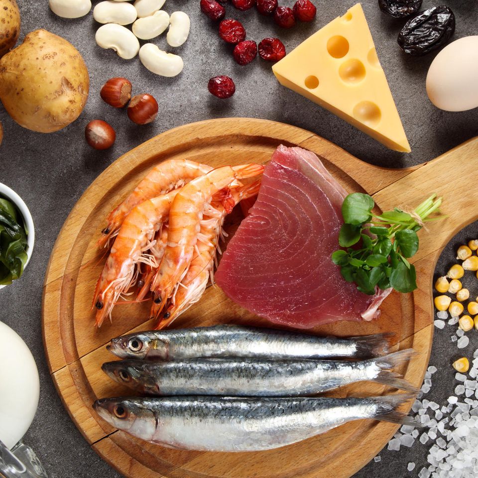 Viele Menschen sind heute, auch durch eine salzarme Ernährung, mit Jod unterversorgt. Durch den Verzehr bestimmter Lebensmittel lässt sich gegensteuern. Auch in der Kantine oder beim Bäcker lohnt es sich, nach der Verwendung von Jodsalz zu fragen 