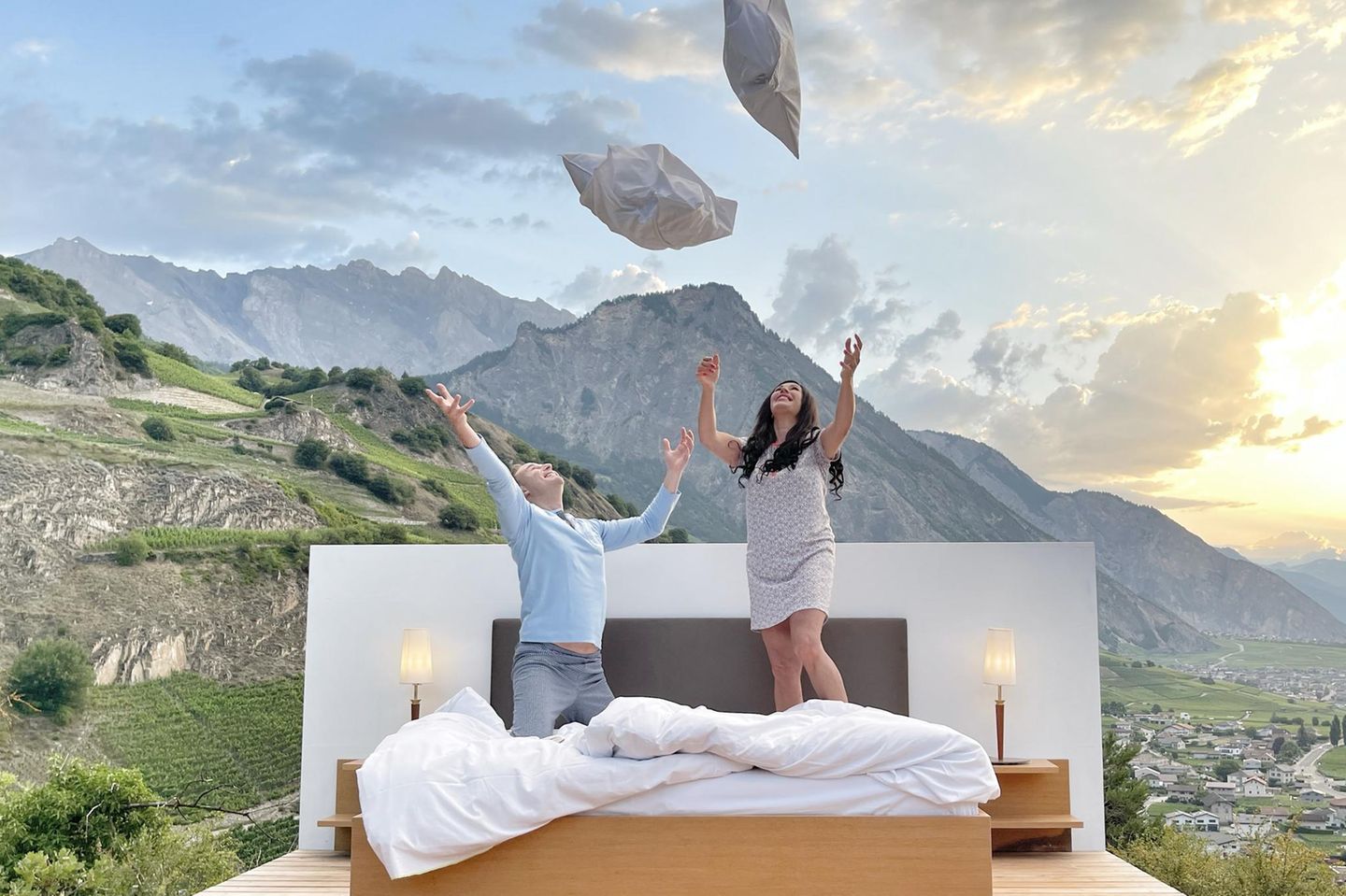 Null Sterne? Wohl eher: Millionen! Unter freiem Himmel errichten die Konzeptkünstler Frank und Patrik Riklin eine neue Art von Hotel: eins ohne Dach und Wände. Auf Almwiesen, an Wanderwegen, in Weinbergen bauen sie ihre teils rotierbaren Plattformen mit den frei stehenden Doppelbetten. Ein Hauch Luxus darf aber selbst bei einem "Null Stern"-Domizil nicht fehlen: Drinks und Frühstück serviert der Butler direkt ans Bett.  Nacht ab 320 €