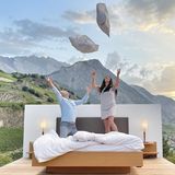 Null Sterne? Wohl eher: Millionen! Unter freiem Himmel errichten die Konzeptkünstler Frank und Patrik Riklin eine neue Art von Hotel: eins ohne Dach und Wände. Auf Almwiesen, an Wanderwegen, in Weinbergen bauen sie ihre teils rotierbaren Plattformen mit den frei stehenden Doppelbetten. Ein Hauch Luxus darf aber selbst bei einem "Null Stern"-Domizil nicht fehlen: Drinks und Frühstück serviert der Butler direkt ans Bett.  Nacht ab 320 €