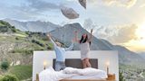 Null Sterne? Wohl eher: Millionen! Unter freiem Himmel errichten die Konzeptkünstler Frank und Patrik Riklin eine neue Art von Hotel: eins ohne Dach und Wände. Auf Almwiesen, an Wanderwegen, in Weinbergen bauen sie ihre teils rotierbaren Plattformen mit den frei stehenden Doppelbetten. Ein Hauch Luxus darf aber selbst bei einem "Null Stern"-Domizil nicht fehlen: Drinks und Frühstück serviert der Butler direkt ans Bett.  Nacht ab 320 €