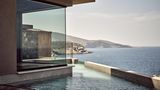 Das Hotel "Acro Suites Agia Pelagia" liegt am griechischen Meer