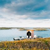 Die Anreise: beschwerlich, durch meist windgepeitschte See. Die Unterkünfte: durchdachte Kabinen, allerdings kaum größer als Hüttchen. Es gibt Duschzeiten und Spüldienste. Klassisch luxuriös ist das "Arctic Hideaway" auf einem Inselchen am Polarkreis nicht. Dafür bietet es, was Luxushotels stets versprechen, aber selten einhalten: Seelenruhe, wilde Natur, absolut magischen Meerblick. Vom Strand oder aus den verglasten Gemeinschaftsräumen sieht man Otter, Orcas, Polarlichter – und rasch klarer aufs Leben.  Tiny House ab 155 €