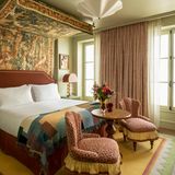 Am "Le Grand Mazarin" kommt man nicht vorbei. Das eben eröffnete Haus steht im pulsierenden Viertel Marais, nahe Notre-Dame, Louvre, Seine. Aber nicht allein deshalb könnte es sich rasch zur ersten Adresse entwickeln. »Le Grand Mazarin« ist ein seltenes Schmuckstück. Das Interieur: klassisch-französisch und fantasievoll zugleich. Bars und Restaurant: belebt und behaglich – wie die Pariser Salons, die den Hotelmachern ein Vorbild waren.  DZ ab 650 €