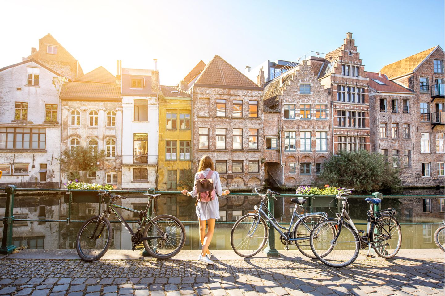 Gent – historische Hafenstadt Frau im Kanal in Gent, Belgien