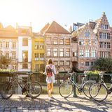 Frau im Kanal in Gent, Belgien