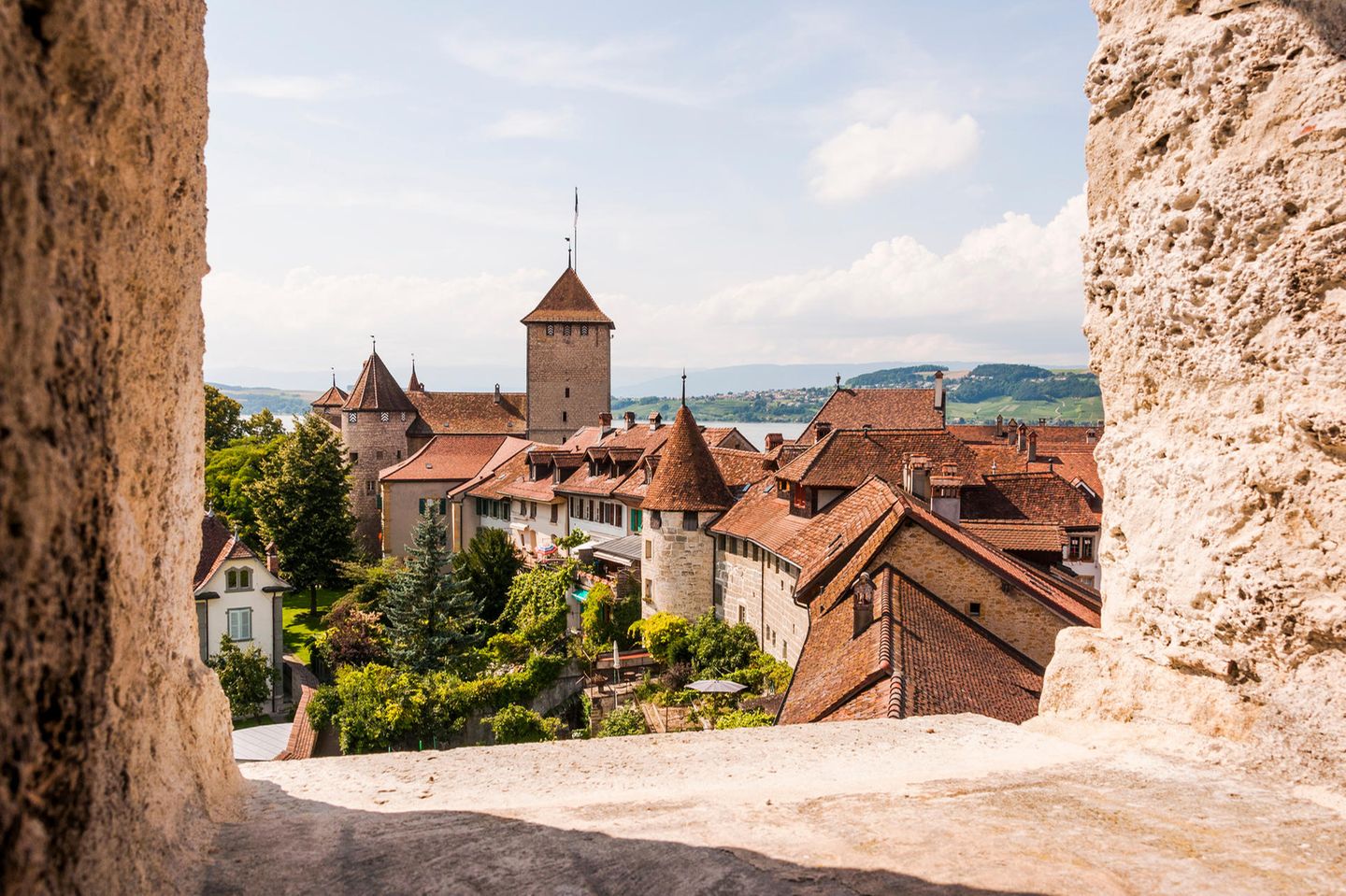 Murten – Tor zur welschen Schweiz Stadtmauer von Murten in der Schweiz