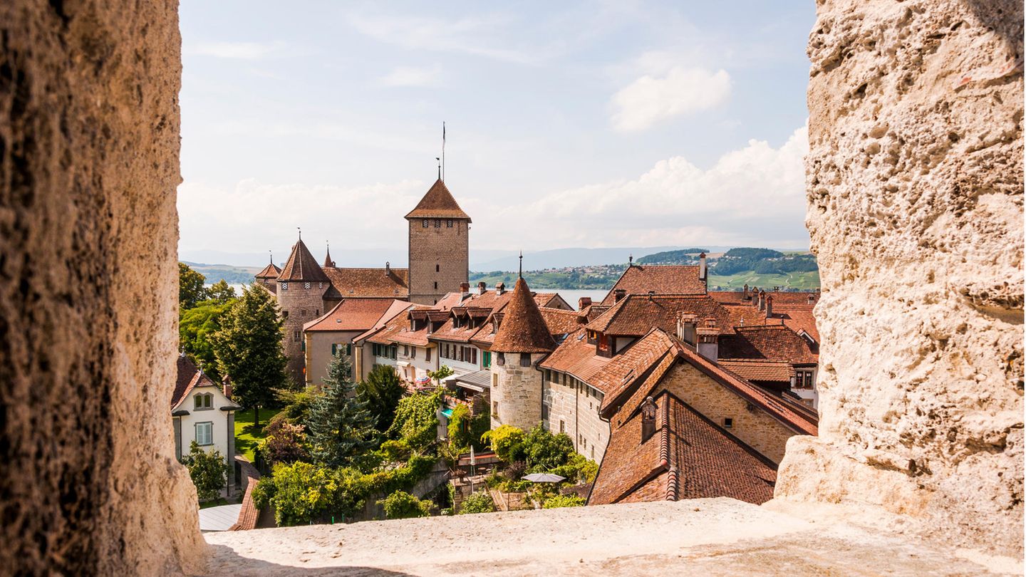 Murten – Tor zur welschen Schweiz Stadtmauer von Murten in der Schweiz