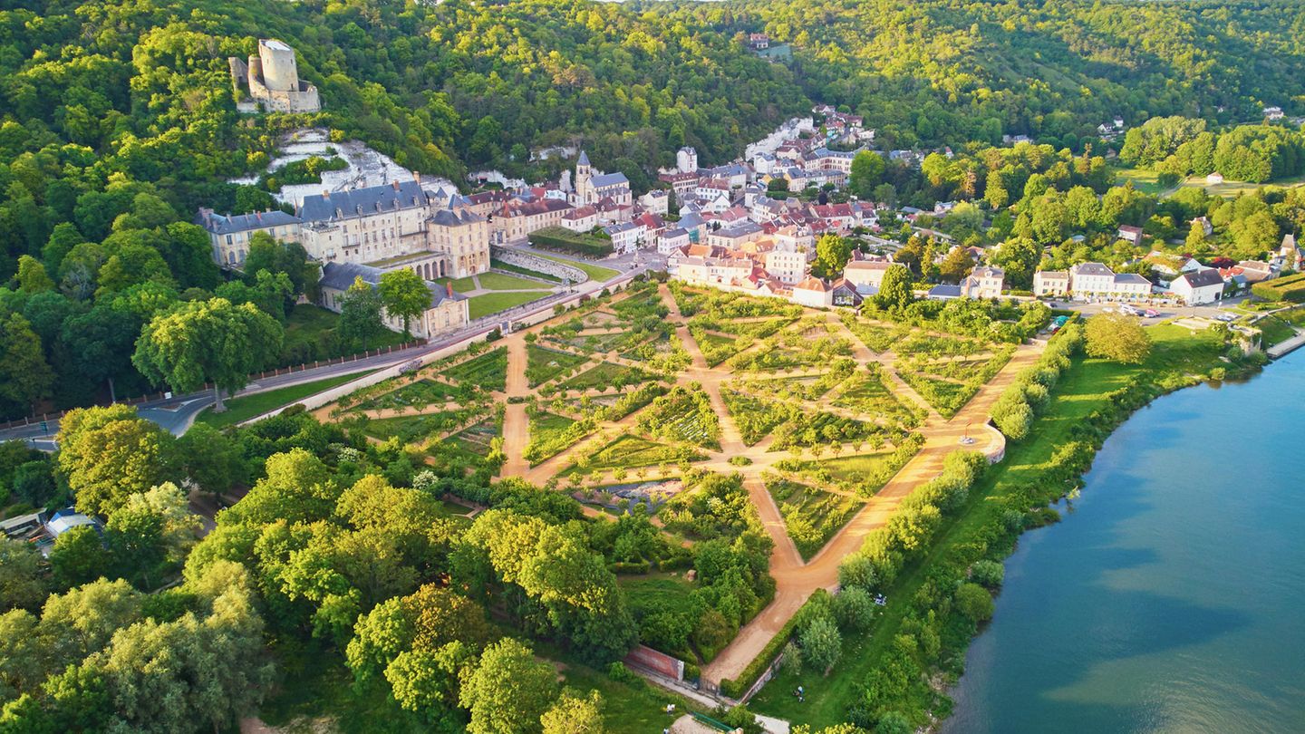 La Roche-Guyon – eines der schönsten Fleckchen Frankreichs Luftbild der Gemeinde La Roche-Guyon in Frankreich