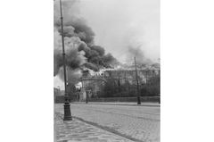 Brennendes Gebäude im Warschauer Ghetto 1943