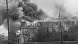 Brennendes Gebäude im Warschauer Ghetto 1943