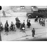 Schwarz-weiß-Foto, das zeigt, wie SS-Truppen Juden im Warschauer Ghetto zusammentreiben