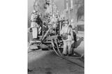 Trupp Feuerwehrmänner im Warschauer Ghetto im Einsatz