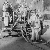 Trupp Feuerwehrmänner im Warschauer Ghetto im Einsatz