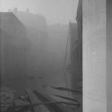 Zerstörter Straßenzug im Nebel