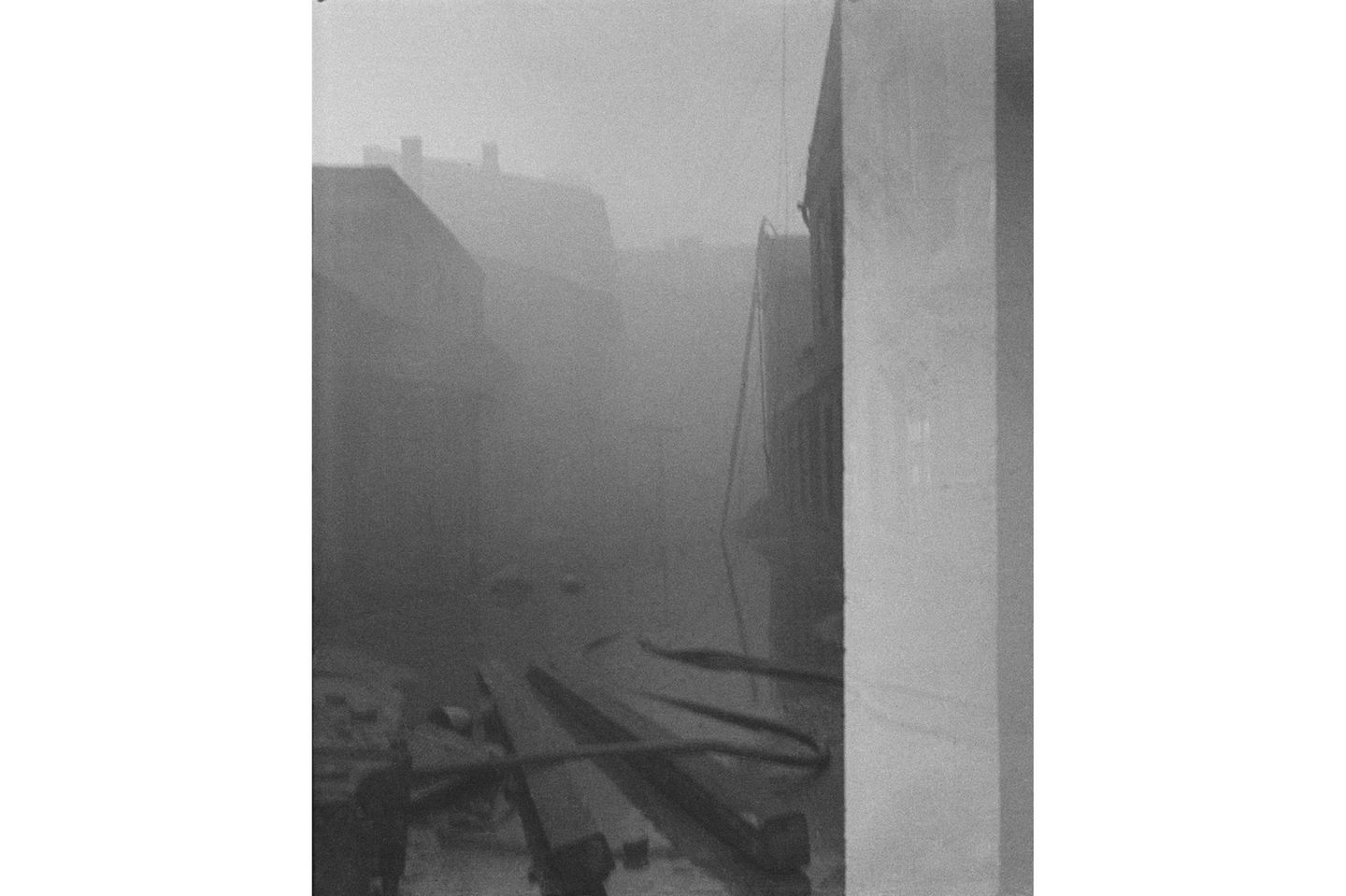 Zerstörter Straßenzug im Nebel